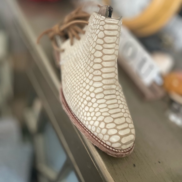 It has some peeling on the side look at the pictures - Picture 2 of 7